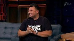 Лидер группы «Руки вверх!» Сергей Жуков. Вечерний Ургант. Фрагмент выпуска от 03.11.2016