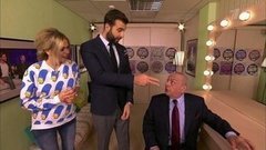 Левон Оганезов отбивает чечетку руками по столу. Пролог. Вечерний Ургант. Фрагмент выпуска от 23.12.2015