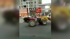 Сбежавший трактор. Хиты интернета