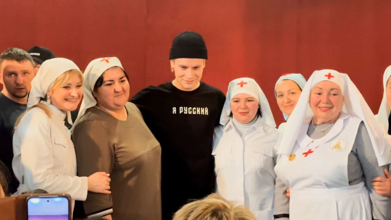 <p>SHAMAN (в центре)</p>