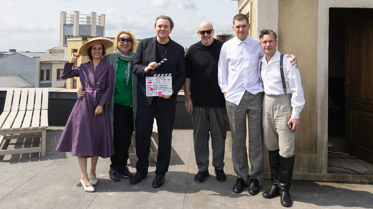 <p>Группа на схемках сериала «Лиля». Слева направо: Мария Смольникова, Вера Сторожева, Константин Эрнст, Денис Евстигнеев, Андрей Максимов и Виктор Добронравов</p>