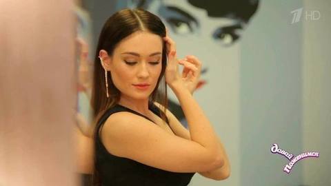Александра: солистка группы «Фабрика», гордится сходством с Ларисой Гузеевой, не прощает опозданий. Давай поженимся! Фрагмент выпуска от 22.12.2016