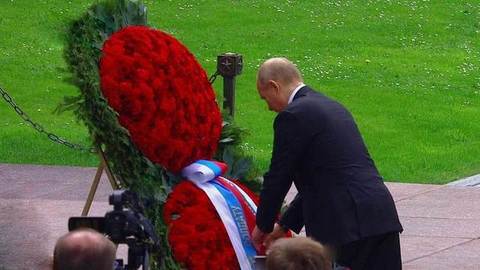 Владимир Путин возложил венок к Могиле Неизвестного солдата