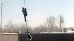 Драматичный побег из канадской тюрьмы на вертолете попал в объектив камеры наблюдения. Хиты интернета