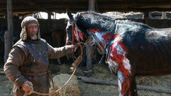 Кроваво-красные лошади, драккар, ныряющие и летающие камеры. Как зрителей фильма «Викинг» погружают в атмосферу Х века. Специальный репортаж