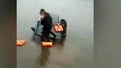 В Китае в объектив видеокамеры попал отчаянный поступок отца маленькой девочки. Хиты интернета
