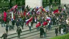 В Германии люди возлагают цветы к памятнику советским воинам, павшим в боях за Берлин