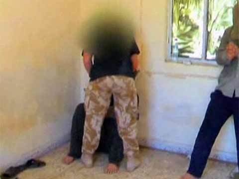 Издевается над связанными Издевается над связанными