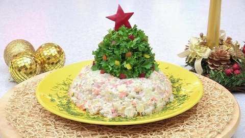 Украшение салата – елка из петрушки