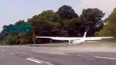 В США самолет приземлился прямо на оживленную автотрассу. Хиты интернета