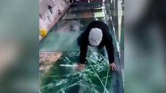 В Китае стеклянный мост «трескается» под ногами туристов. Хиты интернета
