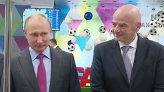 Владимир Путин посетил центр выдачи паспортов болельщиков в Сочи и получил именной документ