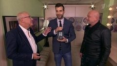 Иван Ургант получает в подарок от Максима Никулина цирковой воздух. Пролог. Вечерний Ургант. Фрагмент выпуска от 21.10.2015