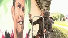Болельщики с нетерпением ждут появления на поле звезд футбола первой величины