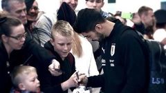 Луис Суарес раздает автографы российским болельщикам. Чемпионат мира по футболу FIFA 2018 в России™
