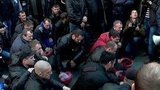 Шумный протест в Киеве — сотни шахтеров устроили митинг у здания администрации главы государства