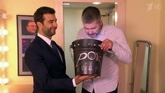 Александр Васильев поет в рок-н-ролльное ведро. Пролог. Вечерний Ургант. Фрагмент выпуска от 27.09.2016