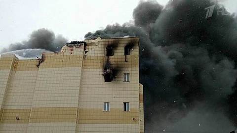В Кемерове, где сегодня третий день траура, продолжают прощаться с погибшими в страшном пожаре