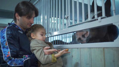Эдгард Запашный с дочкой кормит животных в цирке. Гости по воскресеньям. Не вошедшее в выпуск от 24.01.2016