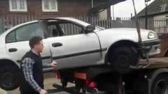 Отчаянную попытку вырвать авто из лап эвакуатора совершил водитель в Великобритании. Хиты интернета