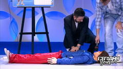 Михаил Галустян оказывает первую помощь роботу Гоше. Сегодня вечером. Фрагмент выпуска от 30.03.2019