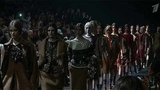 На Неделе моды в Милане знаменитые дизайнеры представляют коллекции будущей осени