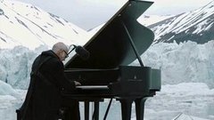 Итальянский композитор и пианист сыграл свое произведение на рояле во льдах Арктики. Хиты интернета