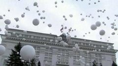 Жители Кемерова выпустили в небо белые воздушные шары в память о погибших в пожаре