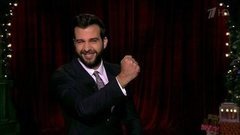 О шоколаде с семенами конопли, о мэре из психиатрической больницы и ёлке с кладбища. Новости от Ивана. Вечерний Ургант. Фрагмент выпуска от 28.12.2015