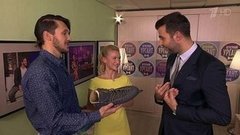 Максим Траньков и Татьяна Волосожар дарят Ивану фигурные коньки. Пролог. Вечерний Ургант. Фрагмент выпуска от 16.09.2015
