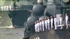 Десятки военных кораблей, морская авиация и пешие расчеты приняли участие в репетиции военно-морского парада в Санкт-Петербурге