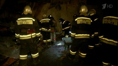 В Кемерове всю ночь пожарные расчищали помещения сгоревшего торгового центра «Зимняя вишня»