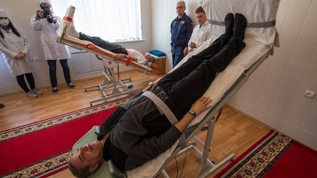 Перед отправкой на Международную космическую станцию экипаж проходит несколько этапов подготовки. Причем требования к людям, отправляющимся в космос, значительно изменились с момента первого полета в 1961 году. Основные критерии для вхождения в первый состав советских космонавтов были следующими: возраст не старше 30 лет, рост не выше 175 сантиметров и вес не более 72 килограмм. После полета Юрия Гагарина эти требования были значительно смягчены. На фото: космонавты Геннадий Падалка и Михаил Корниенко проходят испытания вестибулярного аппарата