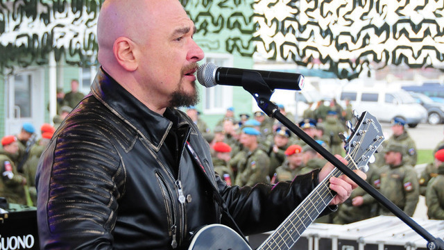 <p>По традиции для защитников Родины прямо на парадной площадке состоялся концерт популярных звезд российской эстрады. На фото: певец Трофим.</p>