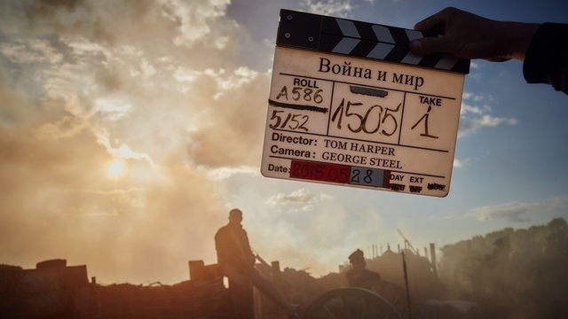 Новая экранизация «Войны и мира» стала невероятно успешной у себя на родине — первую серию посмотрели семь миллионов человек, а роман вошел в топ-50 бестселлеров в Великобритании.