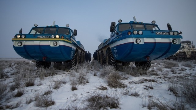 На земле в заранее рассчитанном месте посадки капсулу ждет поисково-спасательная команда: одна группа эвакуирует капсулу, другая забирает и увозит экипаж. Добраться до места посадки в степи Казахстана может только специальная тяжелая техника. На фото: российские внедорожники, обеспечивающие доставку команды на место приземления