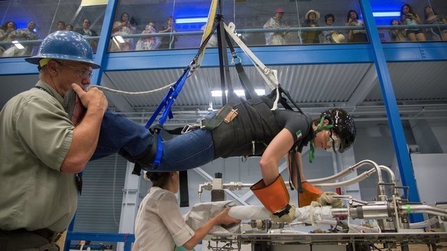 Для проверки устойчивости организма к различным воздействиям, выявления патологий и заболеваний и физической тренировки космонавтов используются множество тренажеров и симуляторов. Каждый претендент на полет в космос за годы подготовки проходит через тренировки на центрифуге (повышают сопротивляемость перегрузкам), «кресло Барани» и «качели Хилова» (тренируют вестибулярный аппарат), проводят часы в баро- и термокамере (для проверки готовности к кислородному голоданию и перепаду температур). На фото: астронавт Европейского космического агентства (ЕКА) Саманта Кристофоретти отрабатывает выход в открытый космос на тренажере в Космическом центре имени Линдона Джонсона (США)