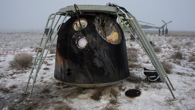 Экипаж спускаемой капсулы «Союза» — три человека. Все они одеты в специальные скафандры на случай разгерметизации аппарата (подающийся в них чистый кислород в случае ЧП позволяет космонавту свободно дышать до двух часов), смягчить удар при посадке помогают специальные кресла, которые делаются по фигуре каждого космонавта. На фото: капсула «Союза», на которой приземлилась 42-ая экспедиция