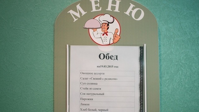 Подготовка космонавтов включает в себя не только физические нагрузки, но и серьезную теоретическую часть. Общекосмический этап обучения длится около двух лет, по его итогам претенденты сдают государственный экзамен. Среди дисциплин, которые обязан освоить каждый космонавт: ракетная и космическая техника, космическая медицина, основы эксплуатации космических кораблей разных типов, фото- и видеосъемка. Для подкрепления умственных и физических сил космонавтам предлагают специальное здоровое питание. На фото: обеденный рацион, который 43-ей экспедиции на МКС предлагали на Байконуре