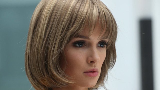 <p><b>Ариса — Паулина Андреева</b></p><p><br></p><p>Антропоморфный робот АРИСА — уникальное изобретение. Она не только обладает всеми самыми современными техническими характеристиками, но и в результате ошибки в коде способна распознавать чувства и сама стремится понять, что значит быть человеком. С точки зрения робототехники Арису можно считать браком, ведь ради создания «семьи» она готова пойти на многое, в том числе на ложь и даже на убийство.</p><p><br></p><p>Ариса «авторизует» Соню Сафронову, ее старшего брата и отца, после чего пытается занять место хозяйки дома Аллы Сафроновой. На протяжении всего сериала она учится и открывает для себя такие чувства, как сострадание, преданность и любовь, постепенно становясь существом, лучшим, чем люди.</p>