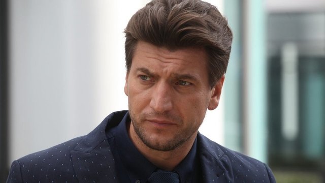 <p><b>Виктор «Вик» Топоров — Александр Устюгов</b></p><p><br></p><p>Генеральный директор корпорации «Кронос» — компании, которая занимается поставкой роботов в Россию. Именно по заказу Вика в страну попала Ариса, единственный в мире робот, способный причинить вред человеку. Жесткий и целеустремленный Вик готов пойти на все, чтобы новый бот выиграл государственный тендер. Его не останавливает ни общественное сопротивление программе замены людей на роботов, ни этические противоречия, ни даже семейные проблемы, возникающие из-за его работы.</p>