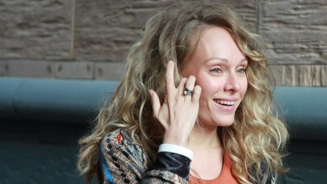 <p><b>Алла Сафронова — Ольга Ломоносова</b></p><p><br></p><p>Бывшая жена Георгия Сафронова всеми правдами и неправдами пытается вывезти их детей из России. В этом ей мешает не только Сафронов, которому она систематически врет, но и внезапно появившаяся в жизни семьи Ариса. Несмотря на то, что Алла воспринимает роботов исключительно как машины и не придает значения уникальным особенностям Арисы, бот становится ее главной соперницей.</p>