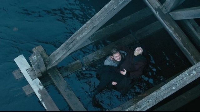 <p>Исполнившей Софью Беккер Ксении Лукьянчиковой (на фото вместе с Григорием Некрасовым, — <i>прим.ред.</i>) на съемках пришлось пережить непростые времена: актриса не только ныряла в ледяную воду, но и получила настоящую производственную травму — ей сломали нос.</p><p><br></p><p><i><b>Ксения Лукьянчикова</b>: «Был мороз, -27 С°, гололед, мы снимали 1917 год. Было 200 человек массовки, партнер по кадру должен был выхватить меня из толпы, но он поскользнулся, упал на спину, а я носом о его колено. Но благодаря морозу, лицо не начало распухать. И удалось отработать еще несколько часов. Далее были сцены на Финском заливе, мне приходилось тонуть, а это было зимой. Гидрокостюм не спасал, так как ледяная вода через самые маленькие щели просачивалась внутрь. И такая сцена была не одна — во второй вместе со мной в воду пришлось лезть Грише Некрасову».</i><br></p>