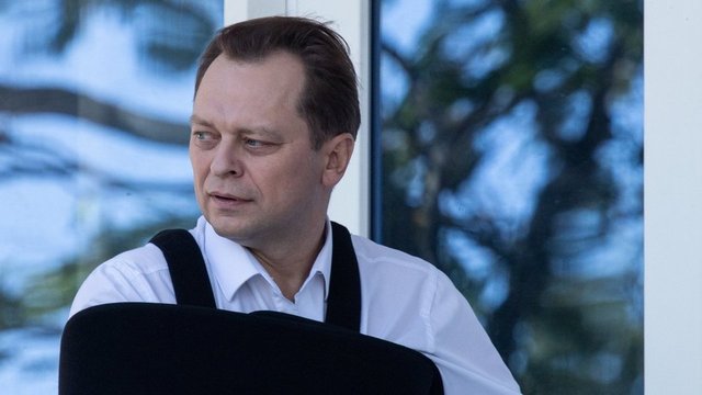 <p><b>Эдуард Беленький — Анатолий Кот</b></p><p>Полковник, замначальника полиции по оперативной работе, переведен из Москвы. Cноб, модно одевается, ест только здоровую пищу, пытается внедрить в отделе прогресс и «европейские» порядки, которые совершенно чужды оперативникам. Печется только о показателях раскрываемости и о собственной карьере, надеясь вскоре уйти из отдела «наверх».<b><br></b></p>