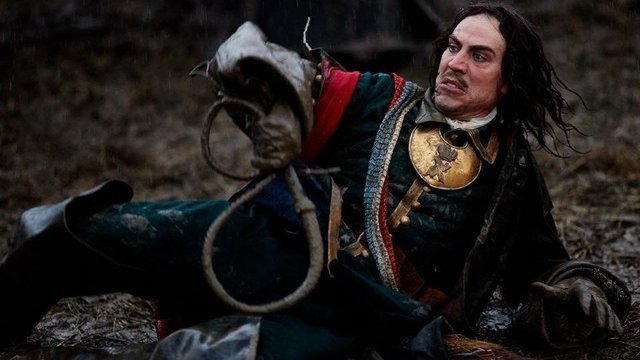 <p><b>Петр I — Дмитрий Дюжев</b></p><p>Первый российский император, надеялся получить прибыль от торговли сибирским золотом и другими богатствами, в том числе и для ведения войны со Швецией.</p><p><br></p><p><i><b>Дмитрий Дюжев</b>: «Для меня клиент — это моя роль. Моей задачей стоит изучить психологический портрет персонажа, изучить его здоровье. Мой клиент — Петр Алексеевич. У него была очень вспыльчивая манера. От крика люди теряли дар речи. То есть, эмоциональность была на высоком уровне. Глазное давление его было высоким, от того и глазное яблоко чуть было навыкат. Ноздри его были всегда приподняты, от того историки шутят, что у него был обостренный нюх. Его верхняя губа была поджата, довольно коротко это выглядело, и выдвинута челюсть. Где-то чем-то на Высоцкого эта часть похожа была у Петра Алексеевича».</i></p>