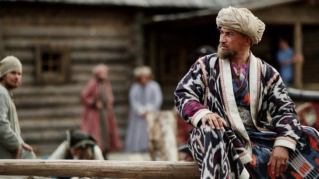 <p><b>Ходжа Касым — Камиль Ларин </b></p><p>Бухарский купец, торговец пушниной, один из богатейших людей Тобольска и враг князя Гагарина.</p><p><br></p><p><i><b><a href="https://www.youtube.com/watch?v=BlcnhF_-MLQ" target="_blank">Камиль Ларин</a></b>: «Восточный человек, с определенной степенью менталитета. Как хороший торговец, он очень хитрый и очень умный. Это дар восточных людей: быть расчетливыми, хитрыми, продуманными, но и открытыми и душевными».</i></p>