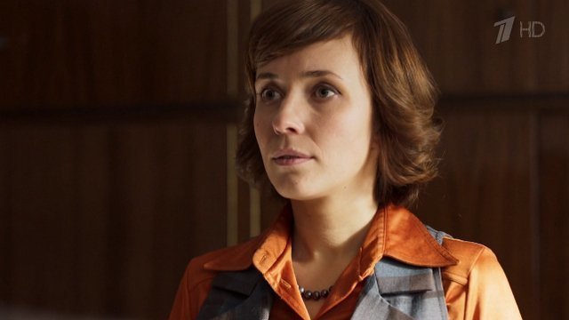 <p><b>Елена Петрова — Светлана Смирнова-Марцинкевич</b><br></p><p><br></p><p>Новый председатель «Крымпотребсоюза». Председателем ее назначили почти год назад, но приказ до сих пор не подписан. Это подвешенное состояние выводит ее из себя. Казанова представляется КГБшником и пытается окончательно запугать девушку. В ходе его «проверки» выясняется, что часть выделенных бюджетных средств не распределена, и это может привести к увольнению Петровой. Героиня решает передать деньги московской подрядчице, которая оказывается подельницей Казановы.</p>
