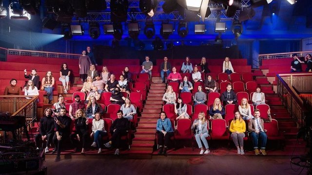 <p>Фотолестница за 12 апреля 2021 года. Гости студии: Полина Гагарина и группа «Р.А.Й.», Дарья Мельникова, Клавдия Коршунова и Александр Петров.</p>