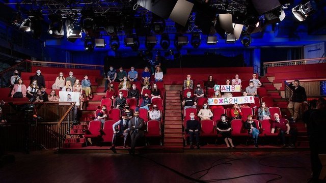 <p>Фотолестница за 15 апреля 2021 года. Гости студии: Луиш Фигу, Данила Козловский и Александр Роднянский.</p>