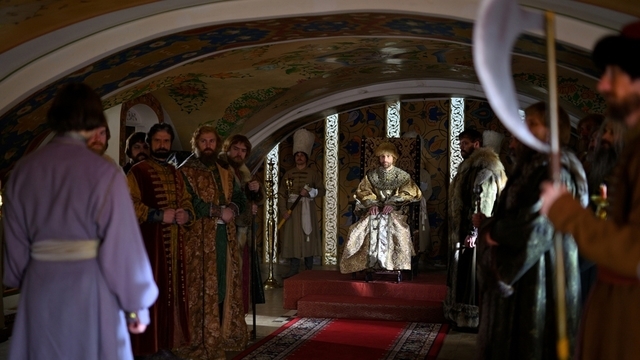 <p><b>Елена Денисевич</b>: «Экстерьер Кремля периода „смуты“ снимали в Москве. Мы благодарны коллегам за то, что они разрешили нам воспользоваться их декорацией к проекту „Годунов“. Существенный объем был снят и в Санкт-Петербурге. Все интерьеры „русской части“ и павильонные интерьеры „турецкого“ блока».</p>